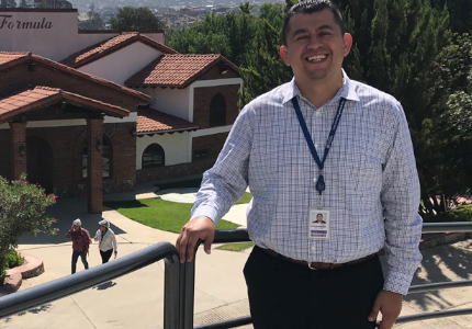 Alex Mora in front of Auditorio Formula building